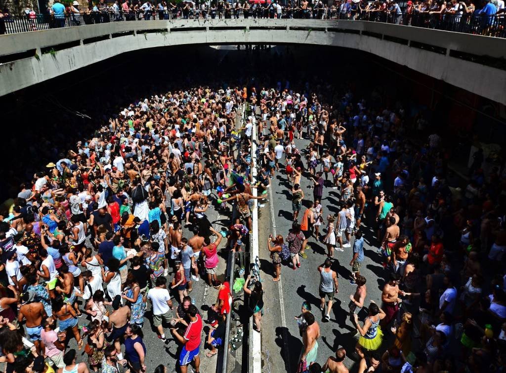 Multidão segue bloco na região da avenida Paulista, em São Paulo (Carlos Alkmin/Getty Images)