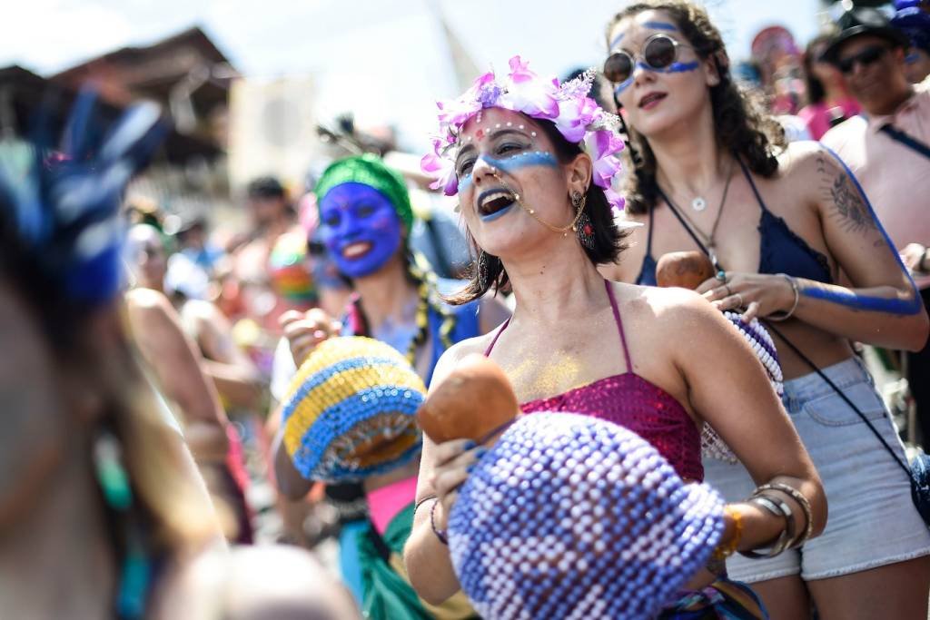Médicos alertam sobre riscos para a saúde ocular durante o carnaval