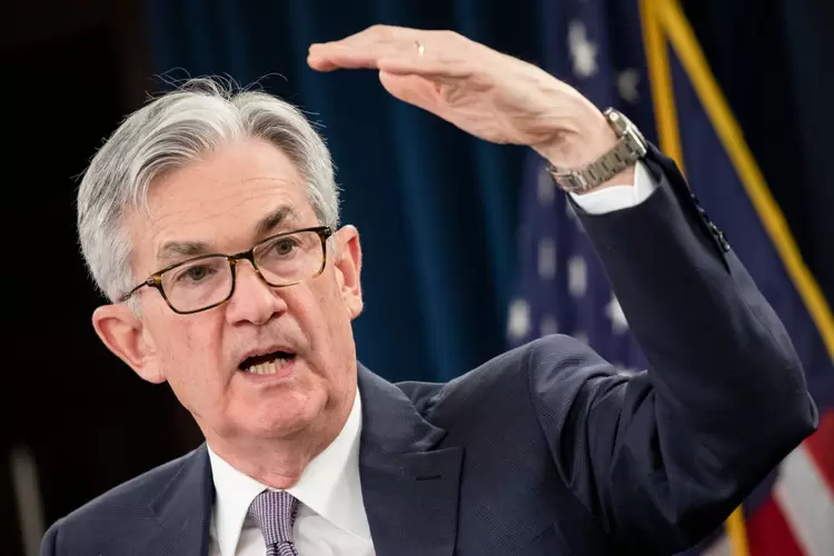 Presidente do Fed reafirma domínio do dólar como moeda de reserva global e destaca importância da regulação das stablecoins (Samuel Corum//Getty Images)