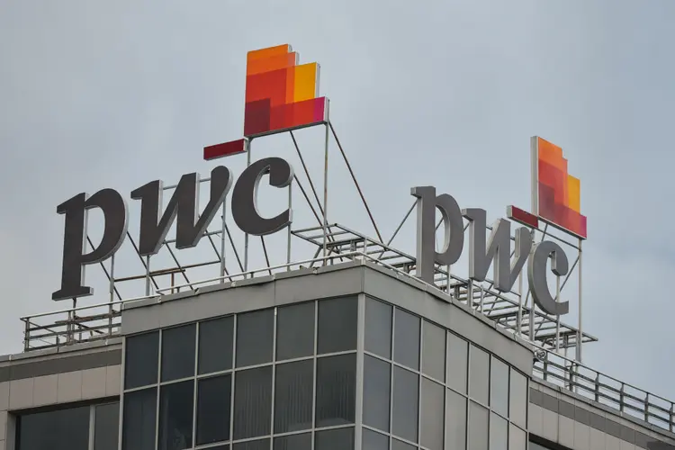 PwC: empresa multada por falhas graves na auditoria da Evergrande (Artur Widak/NurPhoto/Getty Images)