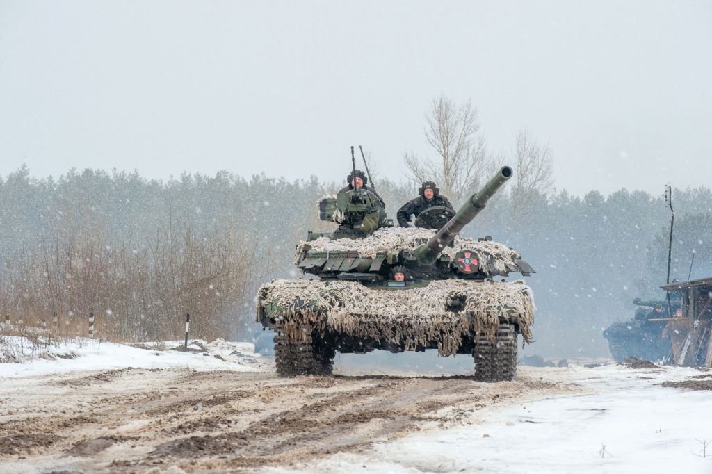 Tanque militar russo: é estimado que Rússia tenha ao menos 300 mil soldados no país (SERGEY BOBOK/AFP/Getty Images)