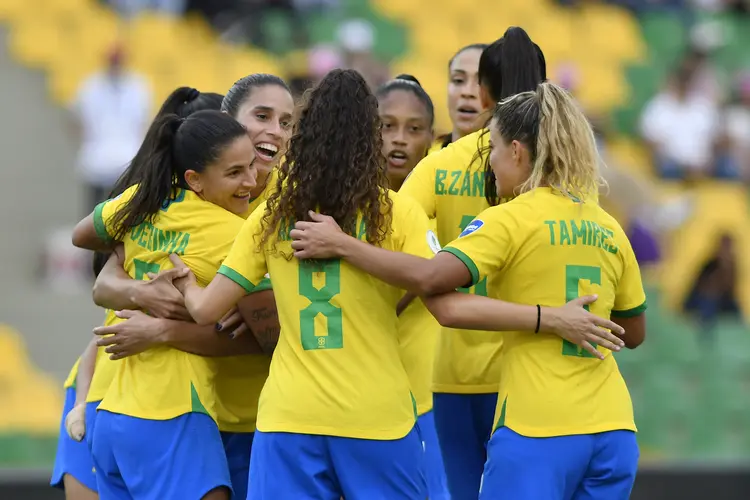 ARMENIA, COLOMBIA - JULY 18: Debinha (L) of Brazil celebrates with her teammates after scoring the third goal of her team during a match between Venezuela and Brazil as part of Women's CONMEBOL Copa America 2022 at Centenario Stadium on July 18, 2022 in Armenia, Colombia. (Photo by Gabriel Aponte/Getty Images) (Gabriel Aponte/Getty Images)