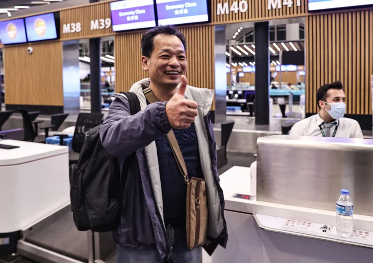 Passageiro antes do primeiro voo de Istambul para Guangzhou após China reabrir fronteiras (Islam Yakut/Anadolu Agency/Getty Images)