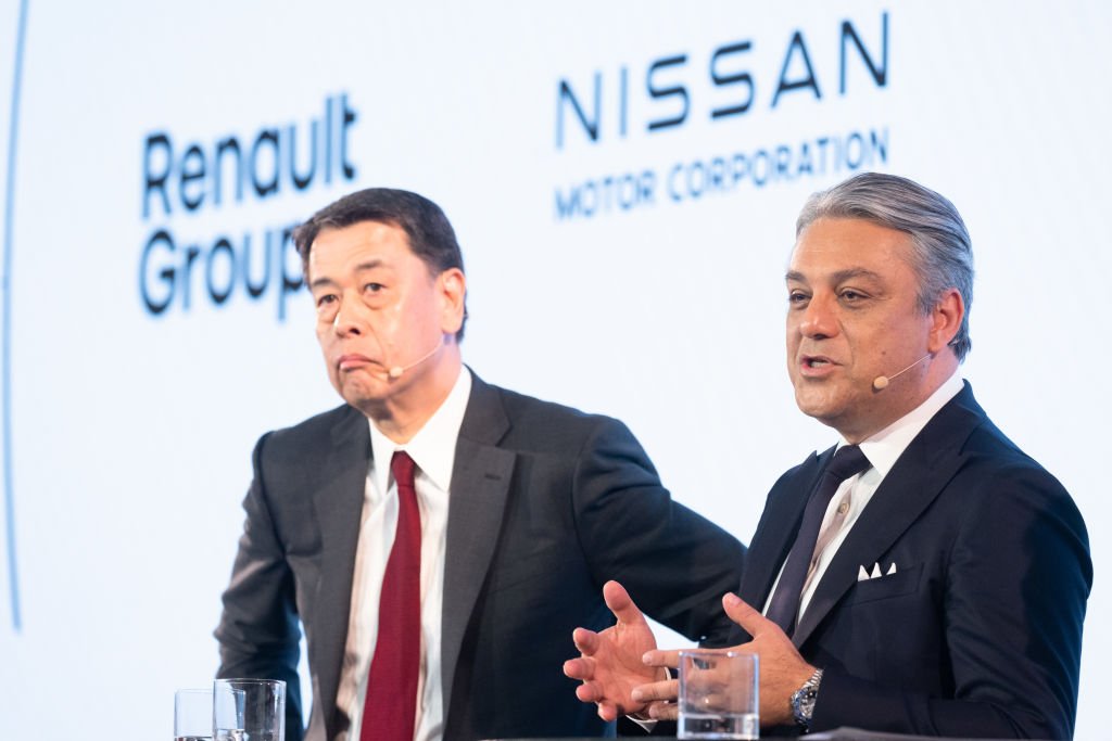 Luca de Meo, CEO da Renault SA, à esquerda, e Makoto Uchida, CEO da Nissan Motor Co., durante coletiva de imprensa em Londres (Jason Alden/Bloomberg/Getty Images)