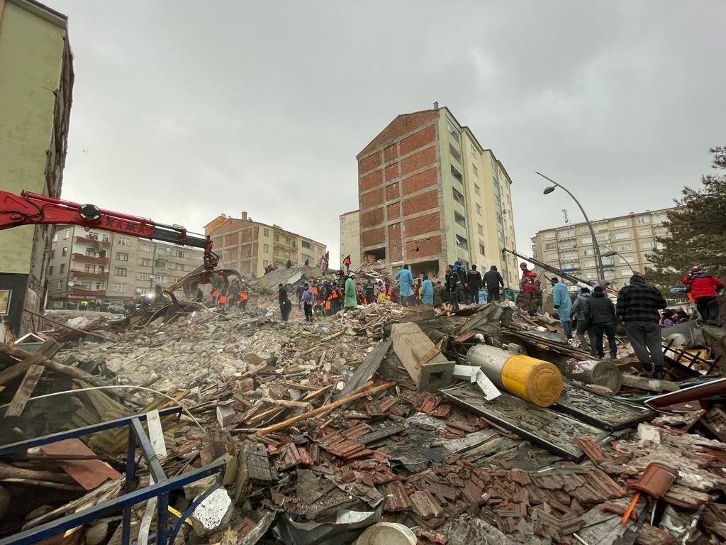 Terremoto na Turquia: edifícios desabaram em uma faixa de fronteira que se estende das cidades de Aleppo e Hama, na Síria, até Diyarbakir, na Turquia (Ismail Sen /Anadolu Agency/Getty Images)