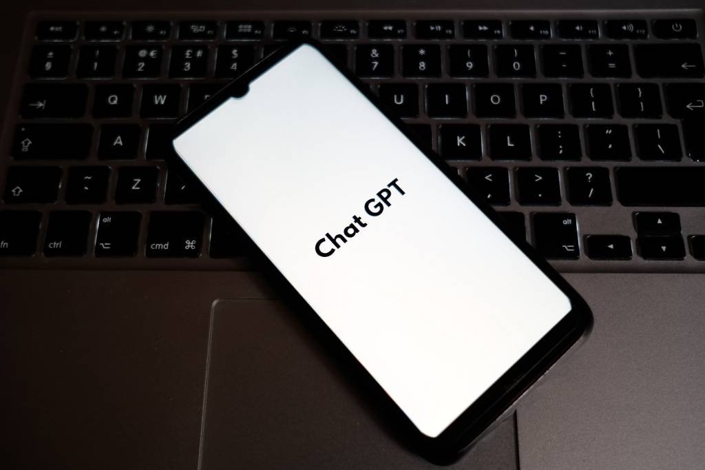 Lançado pela OpenAI em novembro de 2022, o ChatGPT é, provavelmente, o sistema mais falado do momento e já atingiu 100 milhões de usuários ativos mensais em janeiro (Nikolas Kokovlis/NurPhoto/Getty Images)