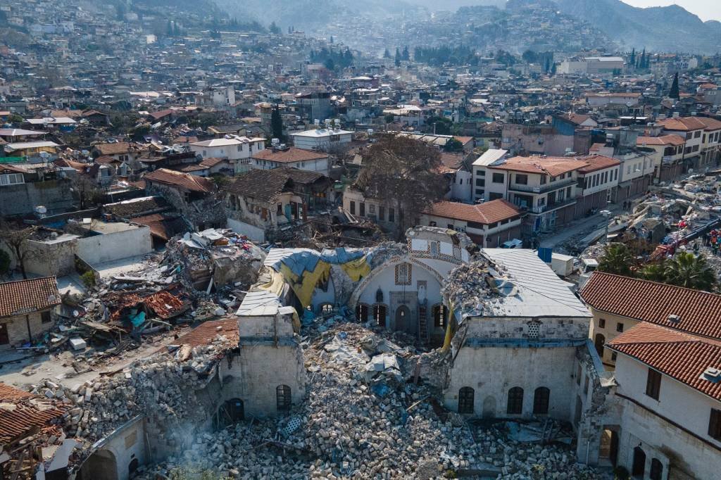 Mortes causadas por terremoto na Turquia e na Síria ultrapassam 24 mil