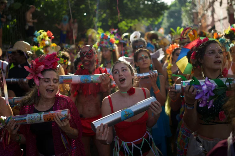 Carnaval: folião deve ter cuidado com o celular