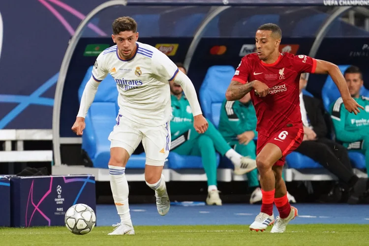 Reeditando a final da temporada passada, Liverpool e Real Madrid entram em campo tentando afastar a oscilação de bons resultados na temporada (Etsuo Hara/Getty Images)