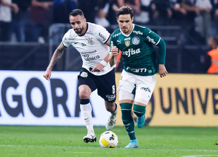 SAO PAULO, BRAZIL - AUGUST 13: Raphael Veiga of Palmeiras runs after the ball followed by Renato Augusto of Corinthians during a match between Corinthians and Palmeiras as part of Brasileirao Series A 2022 at Neo Quimica Arena on August 13, 2022 in Sao Paulo, Brazil. (Photo by Alexandre Schneider/Getty Images) (Alexandre Schneider/Getty Images)