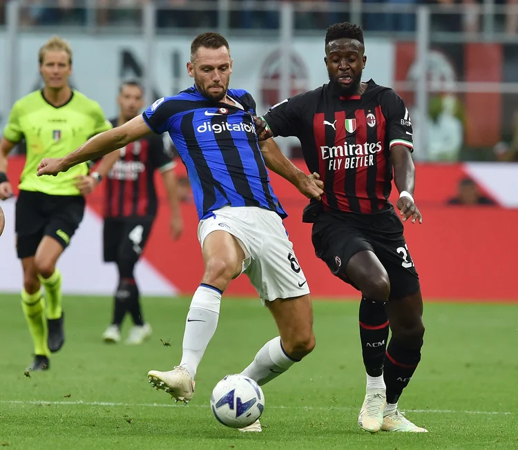 MILAN, ITALY - SEPTEMBER 03: Stefan De Vrij of FC Internazionale and Divock Okoth Origi of AC Milan in action during the Serie A match between AC Milan and FC Internazionale at Stadio Giuseppe Meazza on September 3, 2022 in Milan, Italy.  (Photo by Giuseppe Bellini/Getty Images) (Giuseppe Bellini/Getty Images)