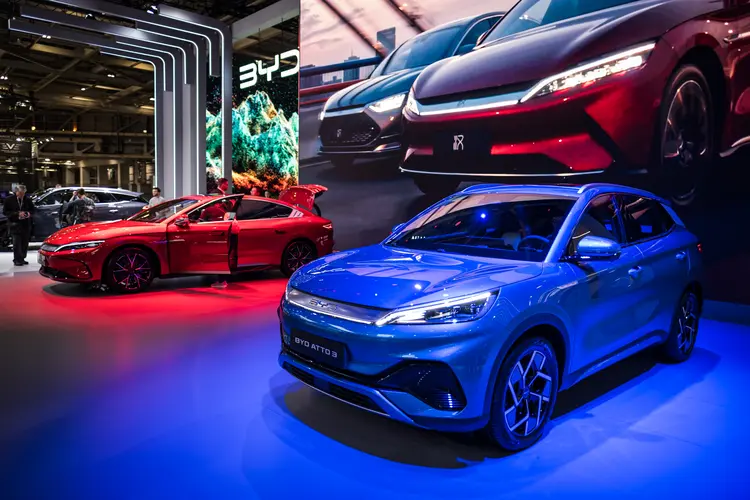 Carros elétricos da BYD: Desde o início deste ano, a exportação de “novos três produtos” do porto de Xangai tem estado em alta constante (Richard Bord/Getty Images)