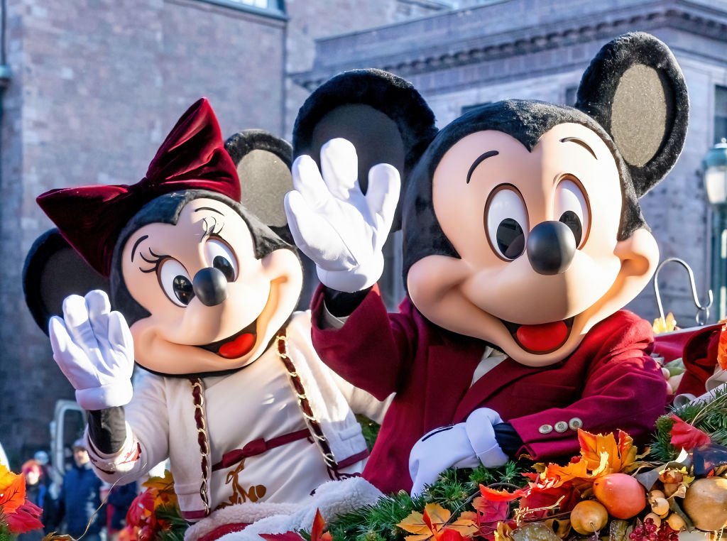 Mickey e Minie, da Disney: empresa anuncia demissão de 7.000 funcionários (Gilbert Carrasquillo/Getty Images)