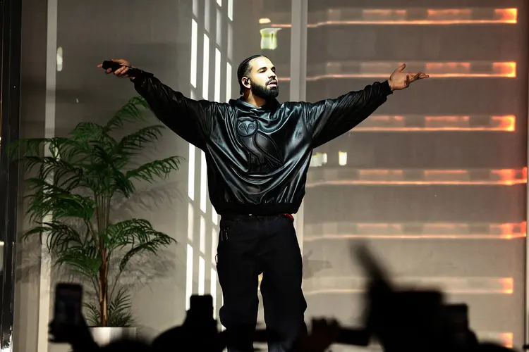 NEW YORK, NEW YORK - JANUARY 22: Drake performs on stage during Drake Live From The Apollo Theater For SiriusXM and Sound 42 at The Apollo Theater on January 22, 2023 in New York City. (Photo by Dimitrios Kambouris/Getty Images for SiriusXM) (Dimitrios Kambouris/Getty Images)