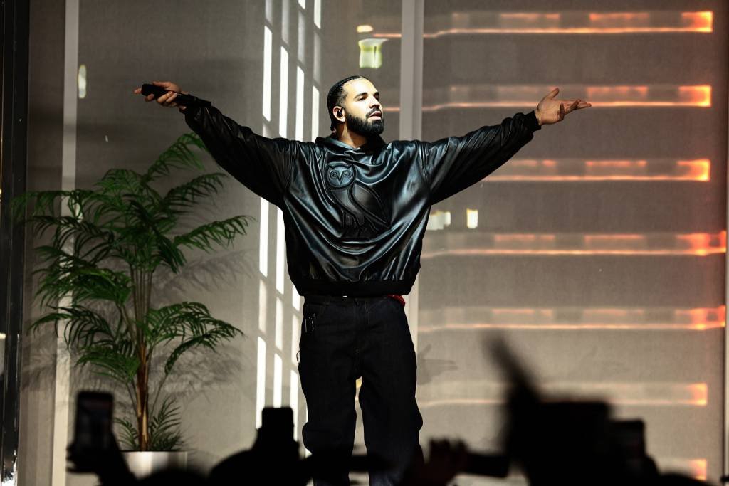 Drake tem lucro de R$ 2,6 milhões no Super Bowl, mesmo errando maioria das apostas