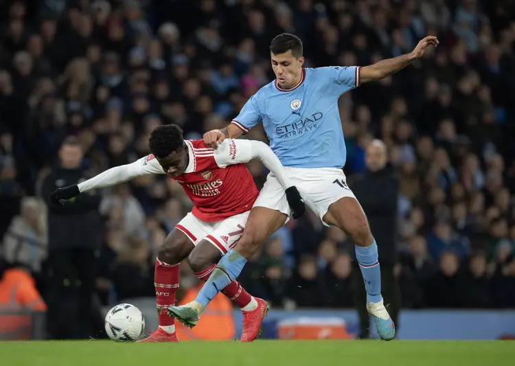 Em confronto dos entre líderes, Manchester City e Arsenal se enfrentam em uma "final antecipada" (Visionhaus/Getty Images)