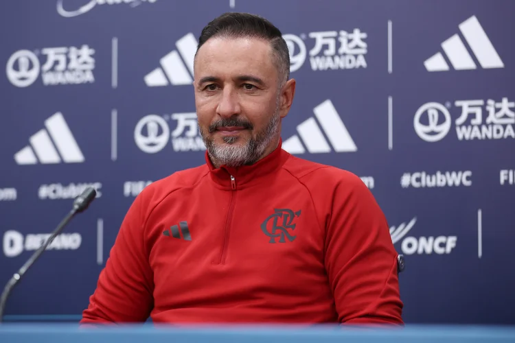 Com pouco mais de três meses de trabalho à frente do clube, a situação de Vítor Pereira foi piorando com a sequência de resultados ruins (Alex Grimm / FIFA/Getty Images)