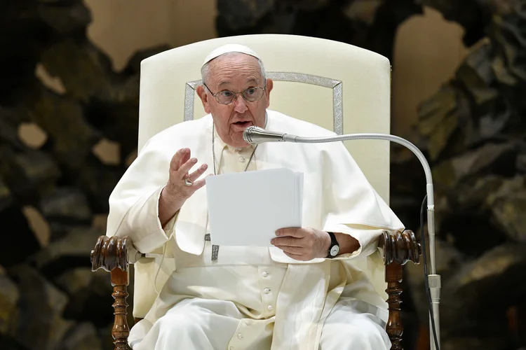 Papa Francisco: nos últimos meses, aumentaram os rumores sobre uma possível renúncia do papa, que se desloca em uma cadeira de rodas.  (Vatican Media/Getty Images)