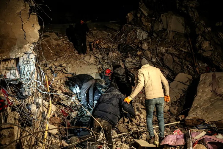 À medida que cresce o número de mortes provocadas pelo terremoto que atingiu a Turquia, aumenta a insatisfação da população frente a reação do governo de Recep Erdogan (Cem Tekkesinoglu/Getty Images)