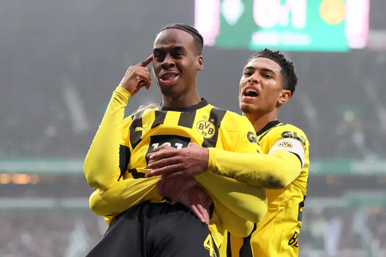 BREMEN, GERMANY - FEBRUARY 11: Jamie Bynoe-Gittens of Borussia Dortmund celebrates with teammate Jude Bellingham after scoring the team's first goal during the Bundesliga match between SV Werder Bremen and Borussia Dortmund at Wohninvest Weserstadion on February 11, 2023 in Bremen, Germany. (Photo by Martin Rose/Getty Images) (Martin Rose/Getty Images)