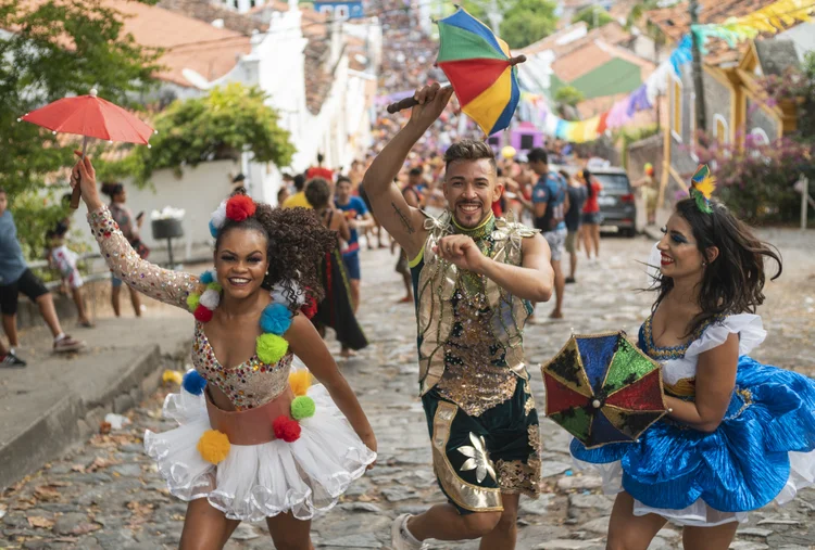 Mesmo na véspera do feriado, ainda dá tempo de produzir a própria fantasia. (MesquitaFMS/Getty Images)