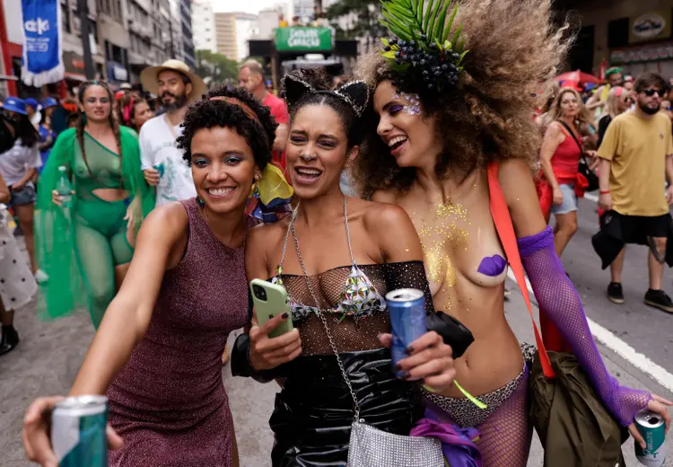 Meia arrastão é usada como top e luvas durante o Carnaval. (Alexandre Schneider/Getty Images)