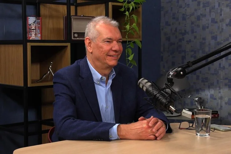 Leonel Andrade, presidente da CVC Corp, durante gravação do talk show no estúdio da EXAME (Exame/Reprodução)