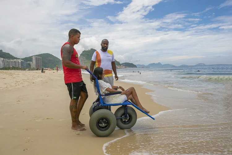 Dove quer mais acessibilidade e inclusão para pessoas com deficiência e obesas em praias (Dove/Divulgação)