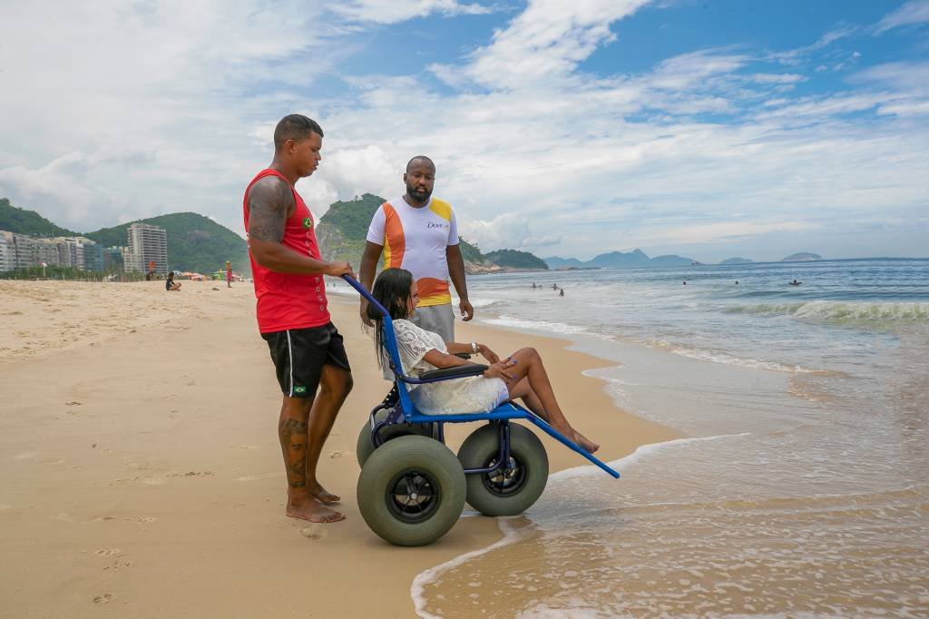 Dove faz ação para a inclusão de pessoas com deficiência e obesas em praias