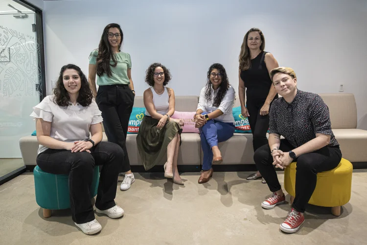 Cientistas da P&G no Centro de Inovação para a América Latina (Leo Orestes/Reprodução)
