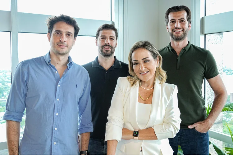 Rafael Martins, Rafael Baddini e Carlos Furlan, da Pravaler, e Fernanda Verdolin, fundadora da Workalove: aquisição para esticar linhas de receita (Pravaler/Divulgação)