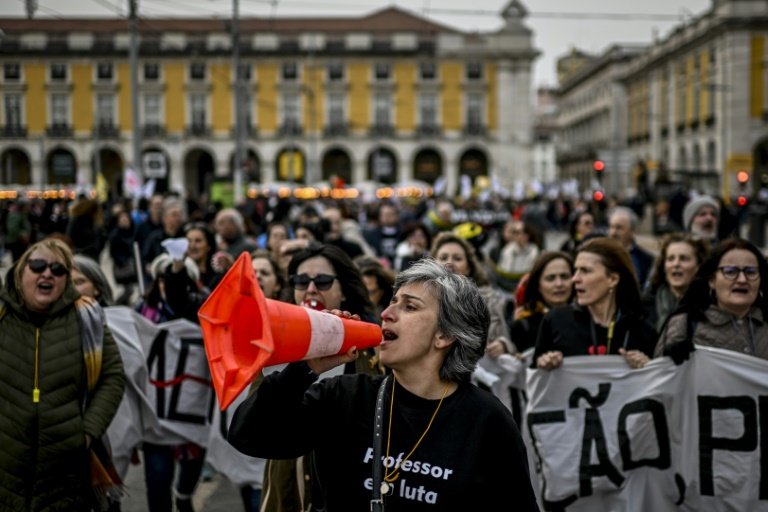 Milhares de professores protestam em Portugal por melhores salários