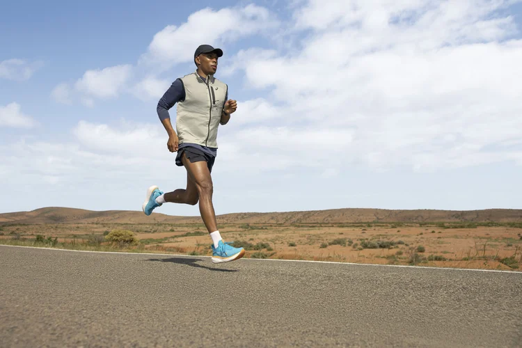Asics Gel-Nimbus 25: eleito o mais confortável em teste cego (Asics/Divulgação)