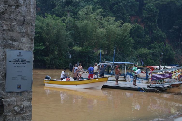 Água por R$ 93, macarrão por R$ 20: comerciantes usam tragédia em SP para inflacionar preços