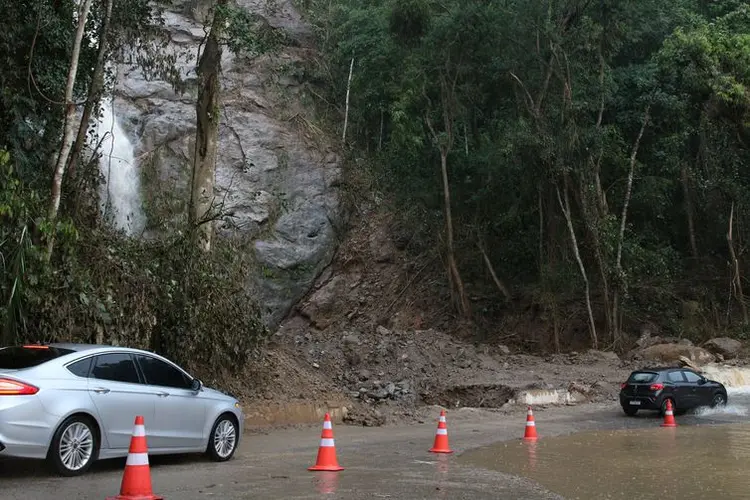 Trecho da rodovia SP-55 Rio-Santos entre o centro de São Sebastião e o bairro de Boiçucanga, na altura da praia Toque Toque, após deslizamentos no litoral norte de São Paulo (Rovena Rosa/Agência Brasil)