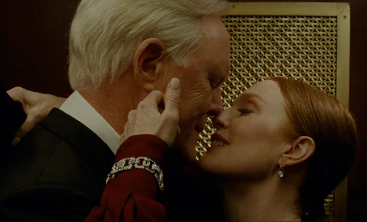 John Lithgow e Julianne Moore em “Sharper”. (Apple TV+/Divulgação)