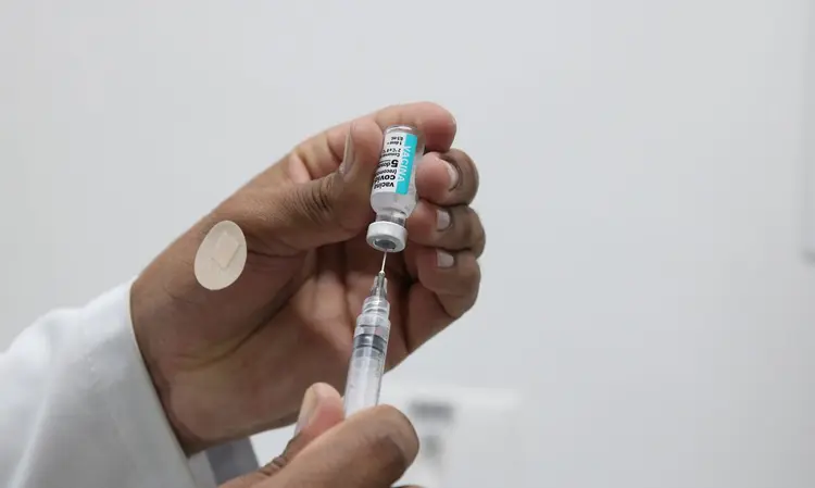 A vacina está disponível a maiores de 18 anos, que já tomaram duas doses (Rovena Rosa/Agência Brasil)