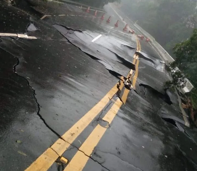 Trecho de rodovia Mogi-Bertioga cede após chuvas (//Reprodução)