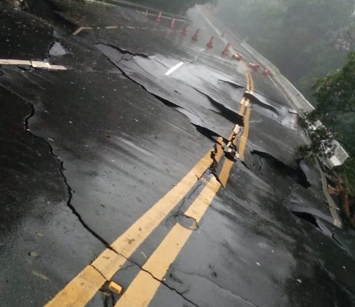 Rodovia Mogi-Bertioga é bloqueada após asfalto ceder