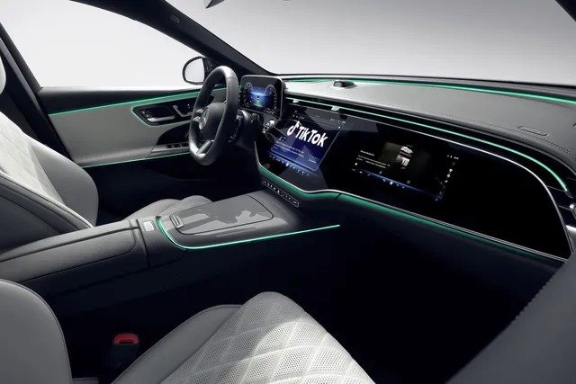 Novo Mercedes Classe E permite gravar vídeos para o TikTok direto da central multimídia do carro