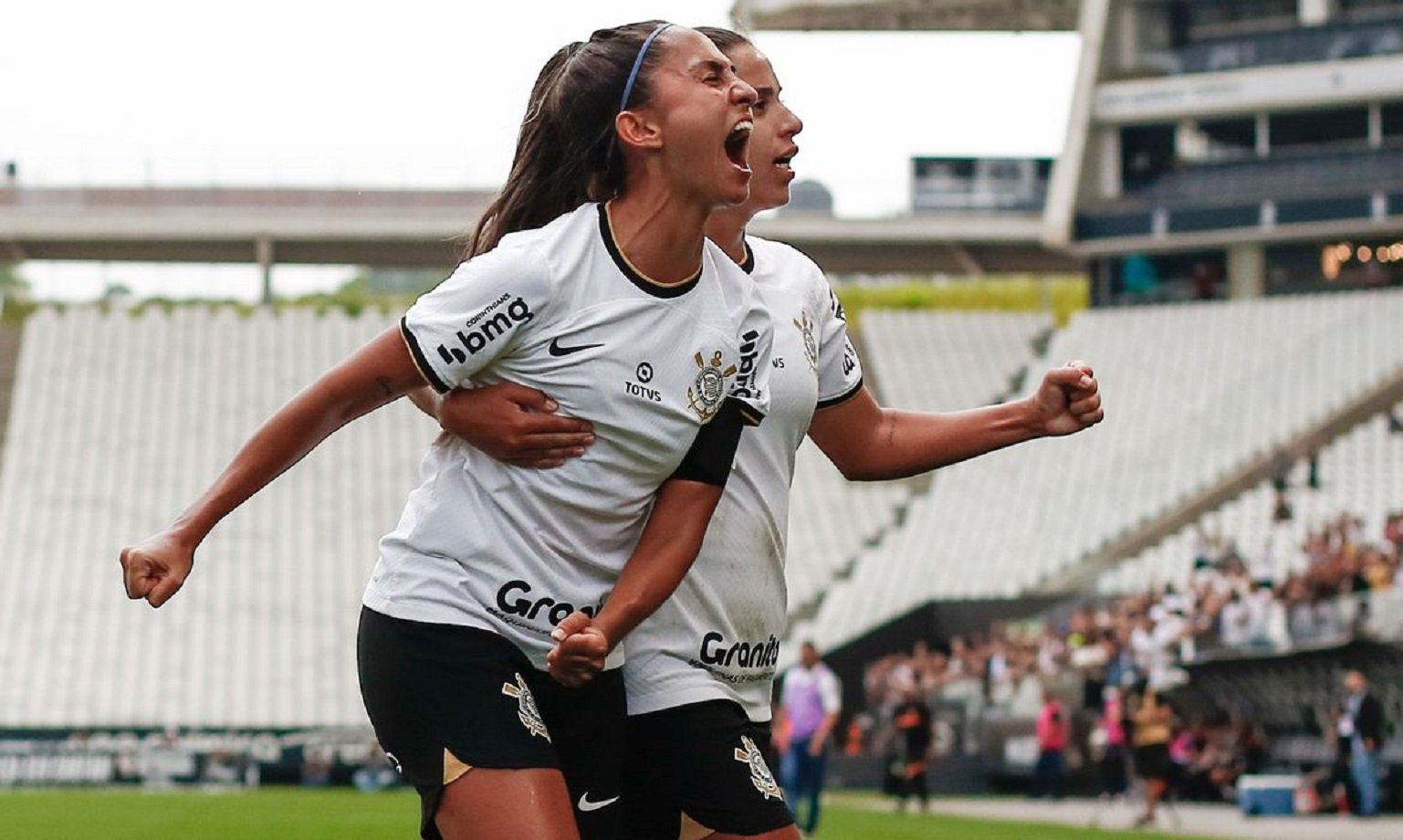 Corinthians é bi da Supercopa Feminina com goleada no Flamengo