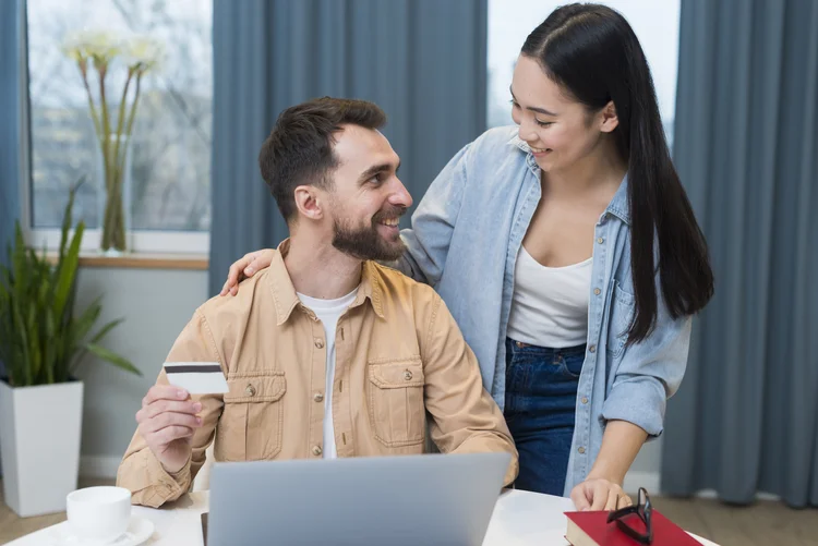 Estudos anteriores mostraram uma ligação entre ter conta bancária conjunta e se ter um relacionamento de melhor qualidade (Freepik/Reprodução)