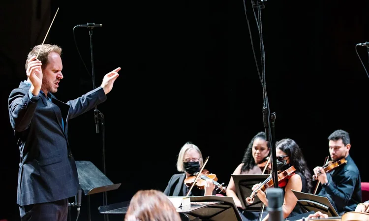 No sábado (4), às 19h, a orquestra se apresenta no Teatro de Câmara da Cidade das Artes Bibi Ferreira, na Barra da Tijuca, zona oeste da cidade e, no domingo (5), repete o programa, às 16 horas, na Sala Cecília Meireles, região central. (Orquestra Rio Villarmônica/Divulgação)