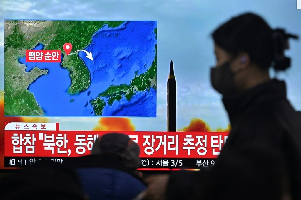 Míssil balístico da Coreia do Norte causa alerta de emergência em ilha japonesa