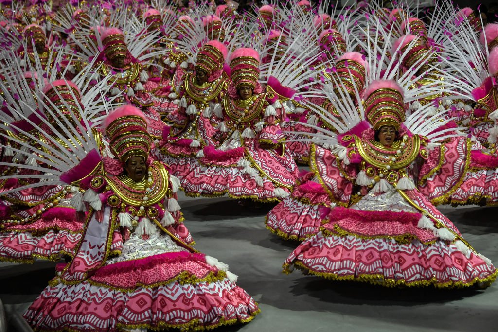 Gaviões da Fiel, Vila Maria e Rosas de Ouro empolgam em 1º dia de desfiles em São Paulo