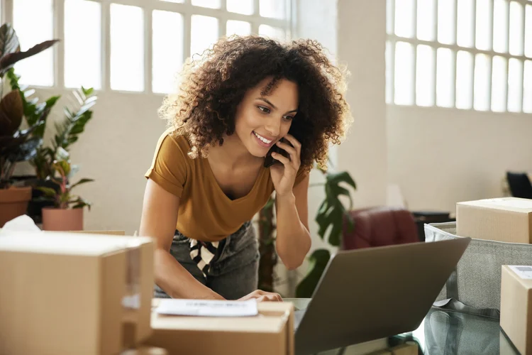 Dia do Consumidor: e-commerces da PMEs alcançaram R$ 37,4 milhões em faturamento (Morsa Images/Getty Images)