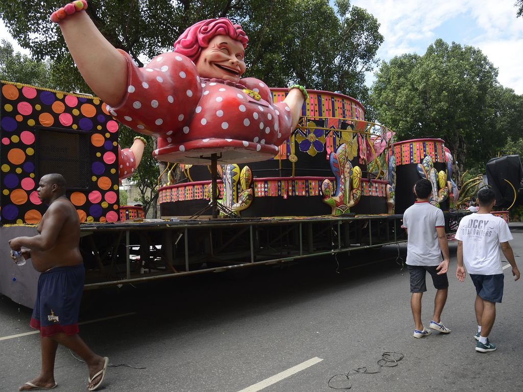 Ventania danifica carros alegóricos de escolas de samba no Anhembi, em São Paulo