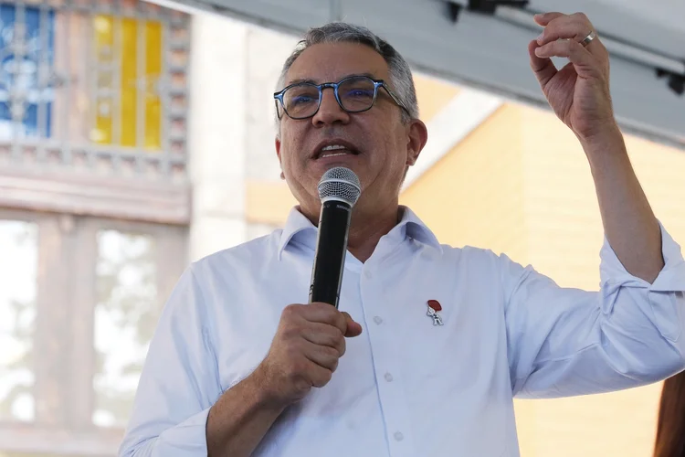 O ministro das Relações Institucionais, Alexandre Padilha, inaugura o Super Centro Carioca de Vacinação, no Hospital Municipal Rocha Maia, em Botafogo. (Fernando Frazão/Agência Brasil)