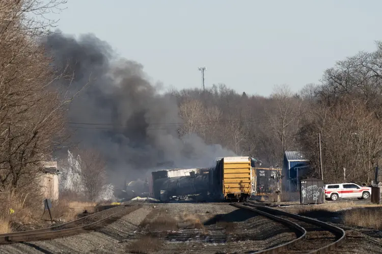 Trem descarrilado em Ohio: fumaça tóxica preocupa moradores (DUSTIN FRANZ / AFP/Getty Images)