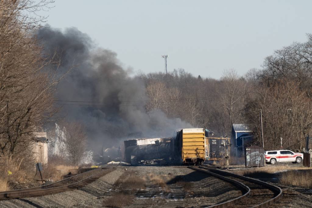 Desastre com trem em Ohio, nos EUA, libera fumaça tóxica e milhares deixam suas casas